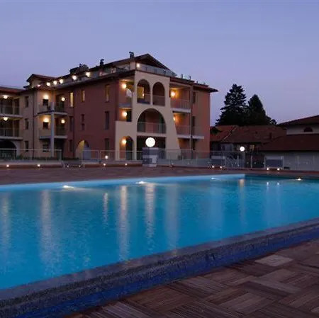 Sleeps 4 Pool Air Con T421414 Maccagno