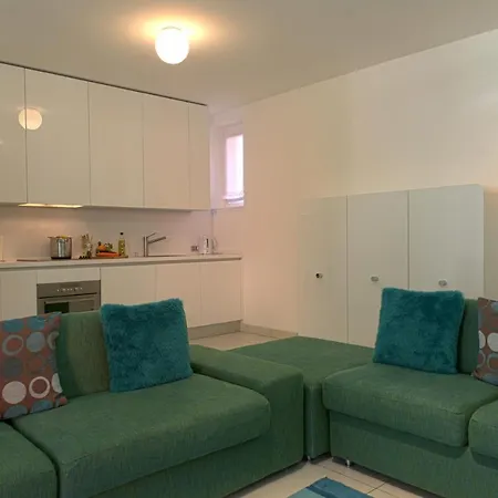 Apartment Sleeps 4 Pool Air Con T421414